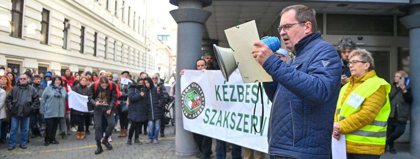 Pfeifer Tamás, a POFÉSZ elnöke felszólal a postai dolgozók béremeléséért szervezett demonstráción.