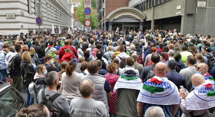 A demonstráció résztvevői a Gazdaságfejlesztési Minisztérium épülete előtt gyűltek össze, hogy érdemi béremelést követeljenek a postai dolgozóknak.