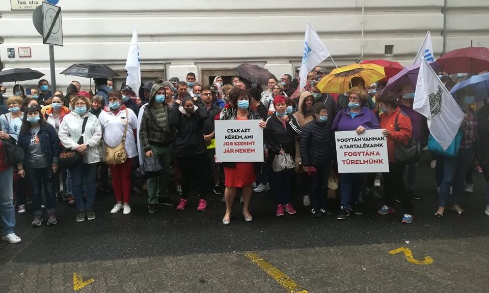 A postás szakszervezetek képviselői és a demonstráció résztvevői táblákkal, zászlókkal álltak ki a magasabb, inflációkövető bérek mellett.
