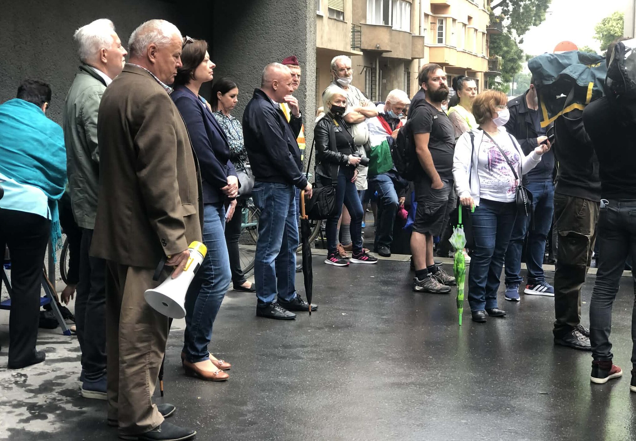 Ádám István, a Postások Független Érdekvédelmi Szövetségének egykori elnöke is részt vett felszólalóként a postai dolgozók béremeléséért szervezett demonstráción.
