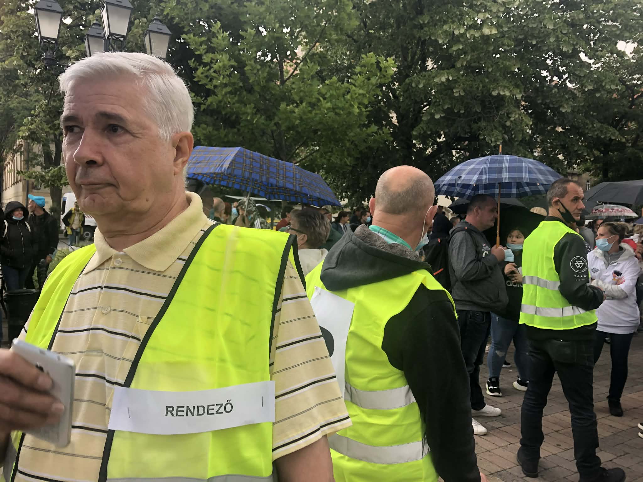Buda György, a Postások Független Érdekvédelmi Szövetségének szervezője a postások demonstrációján.