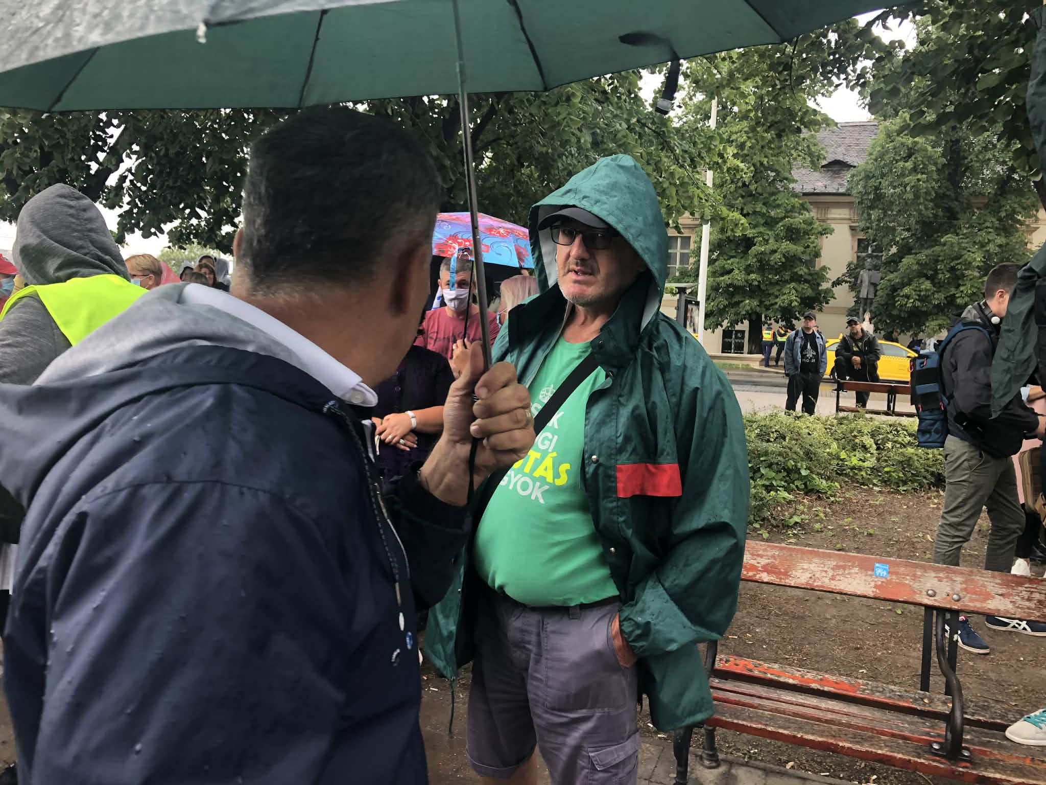 A postások béremeléséért szervezett demonstráció egyik résztvevője nyilatkozik a sajtónak.