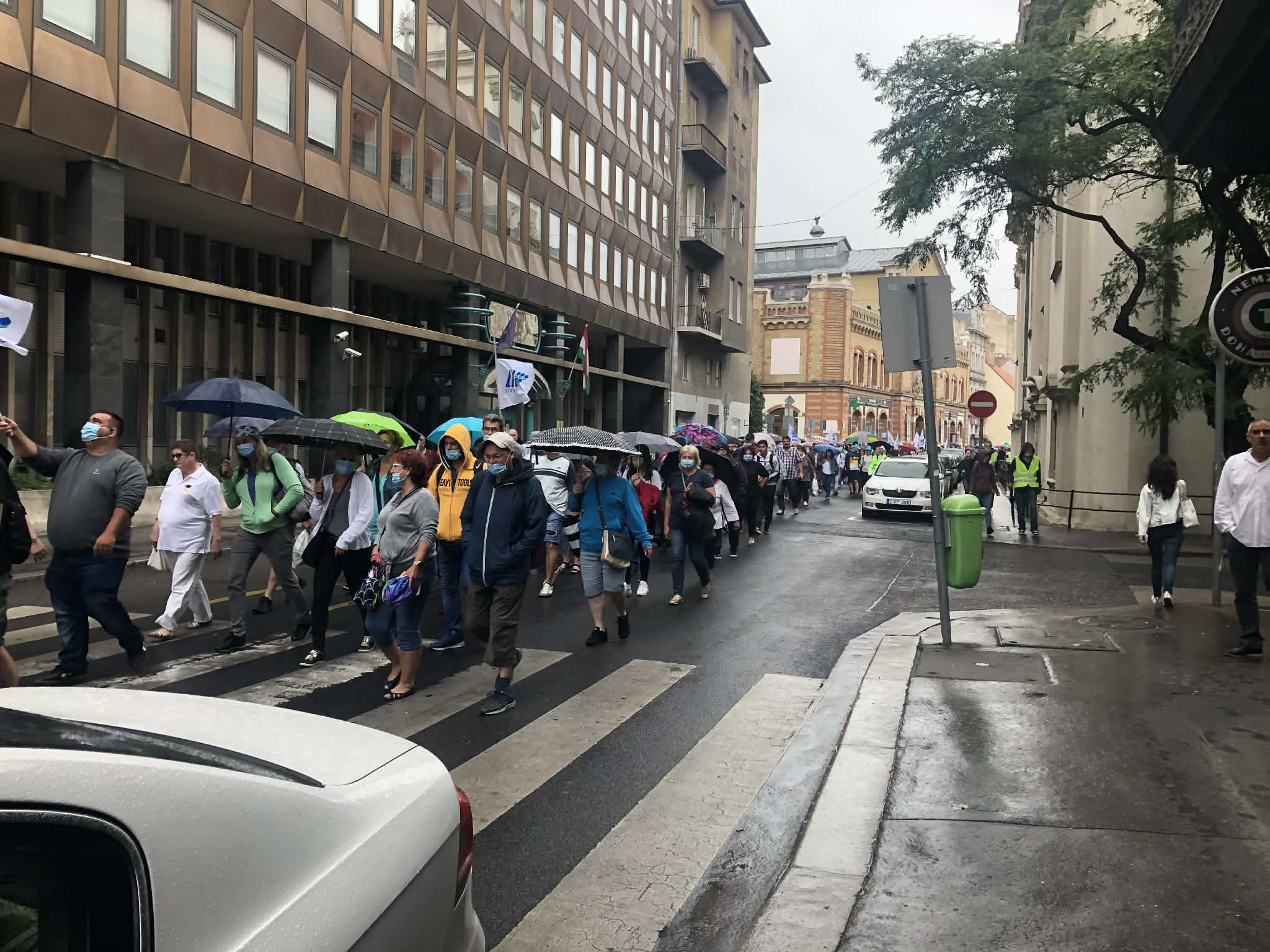 A demonstráció résztvevői a Batthyány térről vonulnak a Gazdaságfejlesztési Minisztérium felé, hogy átadják a postai dolgozók béremelését sürgető petíciót.