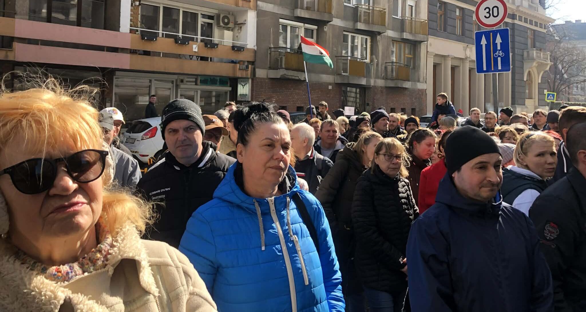 A demonstráció résztvevői a postai dolgozók béremeléséért szervezett budapesti megmozduláson.