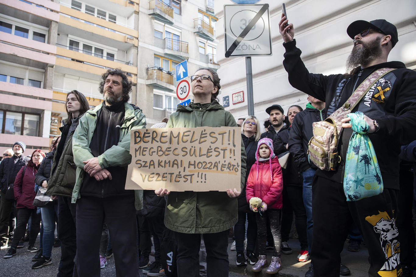 A postások demonstrációján a résztvevők érdemi, inflációkövető béremelést és nagyobb munkavállalói megbecsülést követeltek. A képen látható tábla a megmozdulás egyik fő üzenetét fogalmazza meg.