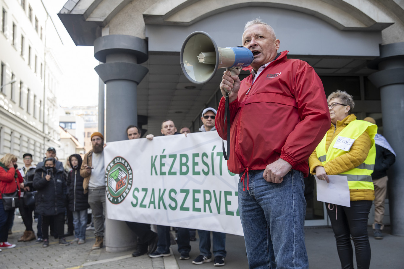 Dobi István, a Szolidaritás Közlekedési Szakszervezet elnöke szimpátiabeszédet mond a postai dolgozók demonstrációján.