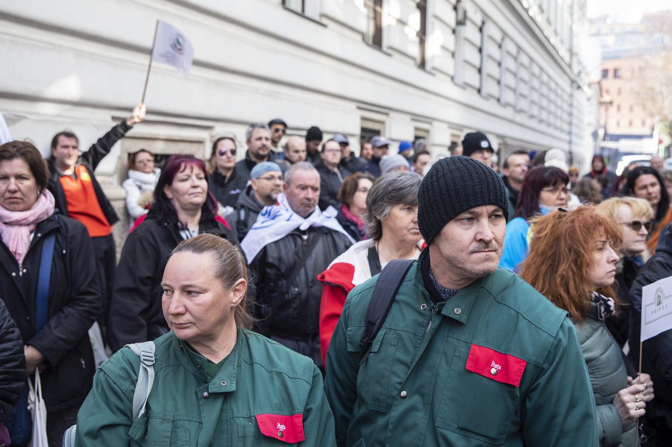 Postai dolgozók és szakszervezeti tagok a 2020. július 18-i budapesti demonstráción.
